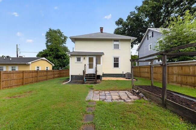 Building Photo - 907 Grandin Ave