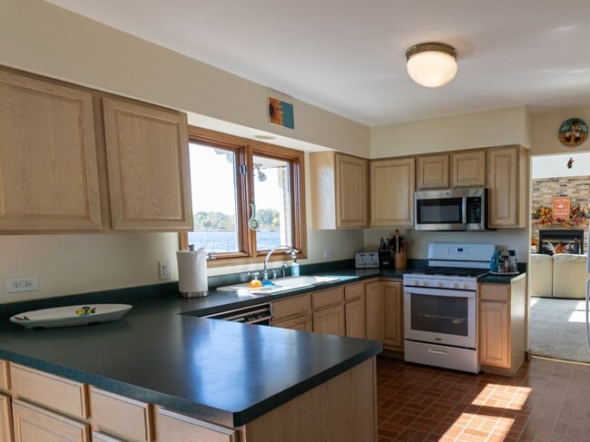 Building Photo - 23231 W Lakeshore Dr