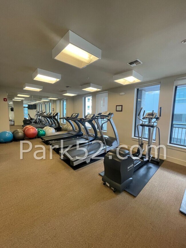 Building Photo - One Bedroom Condo in Downtown Tacoma