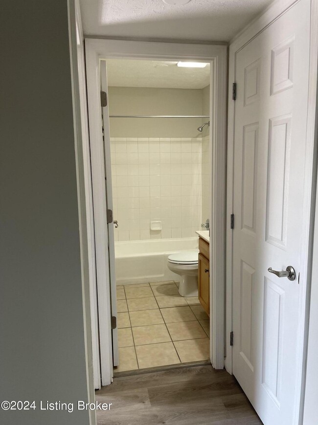 Building Photo - 1002 La Fontenay Ct