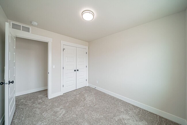 Building Photo - Beautiful 4-Bedroom Townhome for Rent off of Sunnyside in Idaho Falls