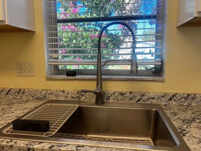 Building Photo - Immediate Availability on Newly Updated 2BR/2BA in South Venice