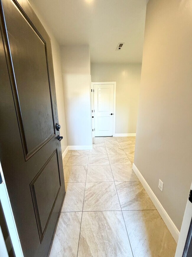Building Photo - 355 W 200 S