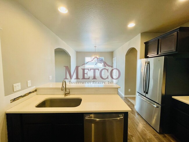 Building Photo - Beautiful Coburg 3 Bed / 2.5 Bath Crafstma...