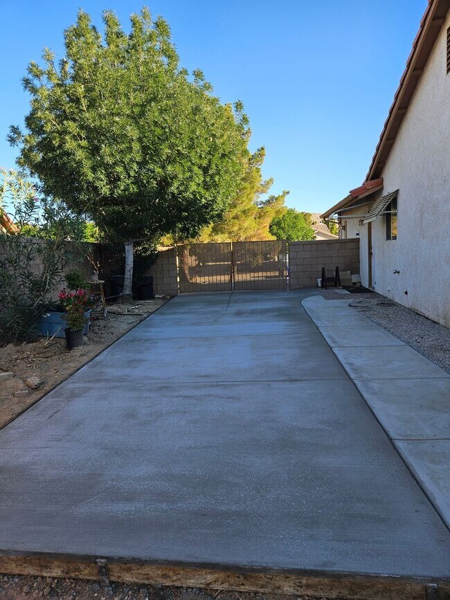 Building Photo - 3 Bedrooms, Den, 2 Bathrooms, 3 Car Garage...