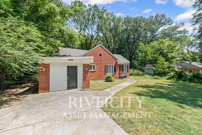 Building Photo - HUGE 4 BED 2 BATH PROPERTY!!!!!! SECTION 8...