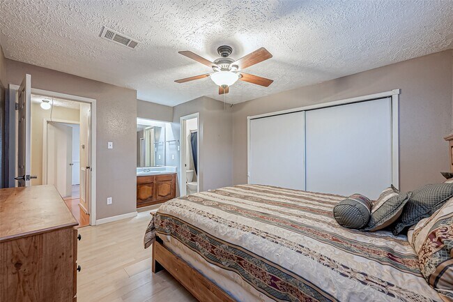 Building Photo - 2122 Heritage Colony Dr