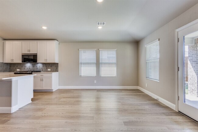 Building Photo - 800 Easthill Dr