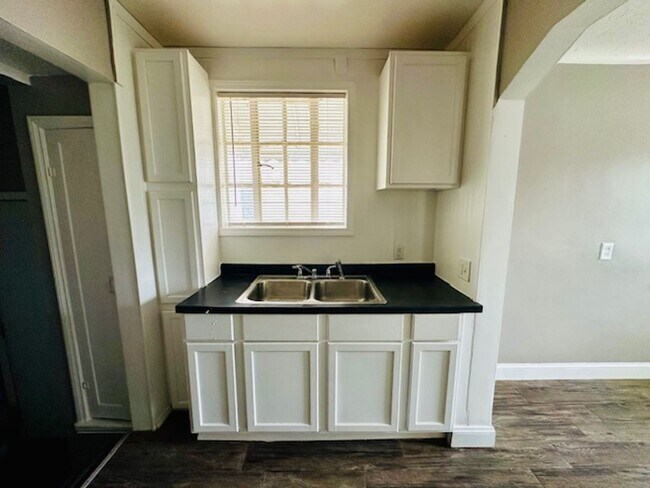 Building Photo - 3 Bedroom 1 Bath 2 Car Garage Welcome Sect...