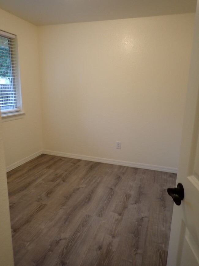 Building Photo - Remodeled 3 Bedroom Duplex