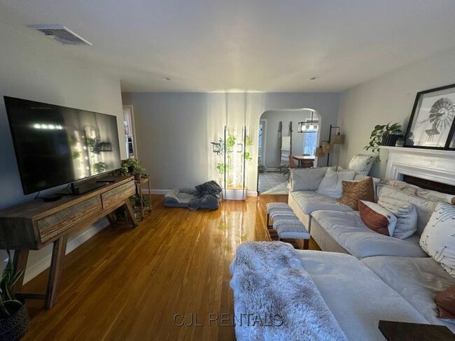 Building Photo - 41 Beaverbrook Rd