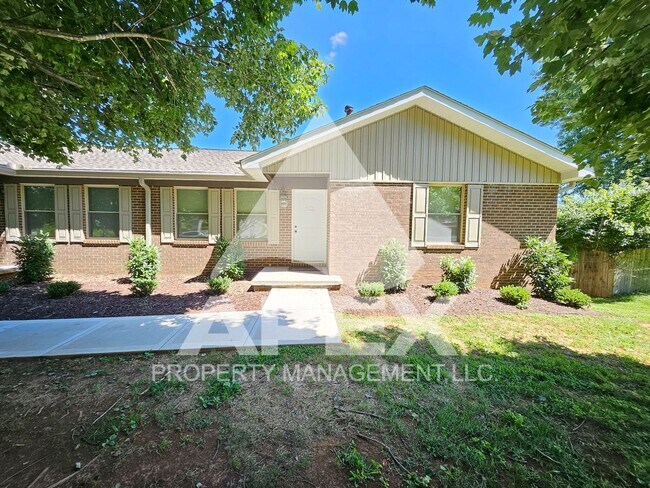 Building Photo - Renovated - 2 Bd 2.5 Ba Townhouse Duplex w/Huge Bonus room and oversized 1-car garage in West Kno...