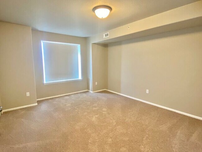 Building Photo - West Greeley Spacious Townhome With New Carpet!