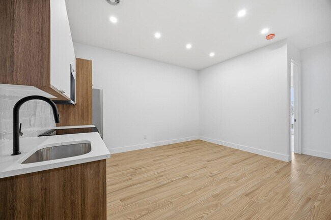 Building Photo - 379 Hawthorne St