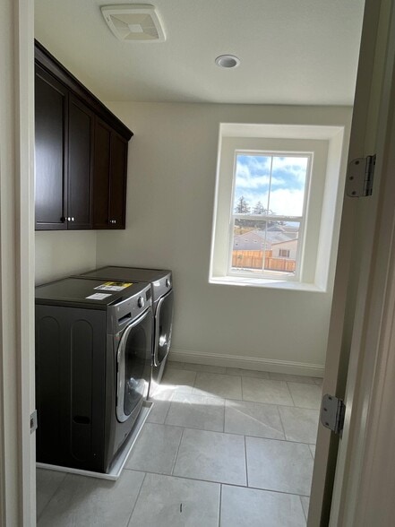 Laundry Room - 2nd floor - 499 Russell Way