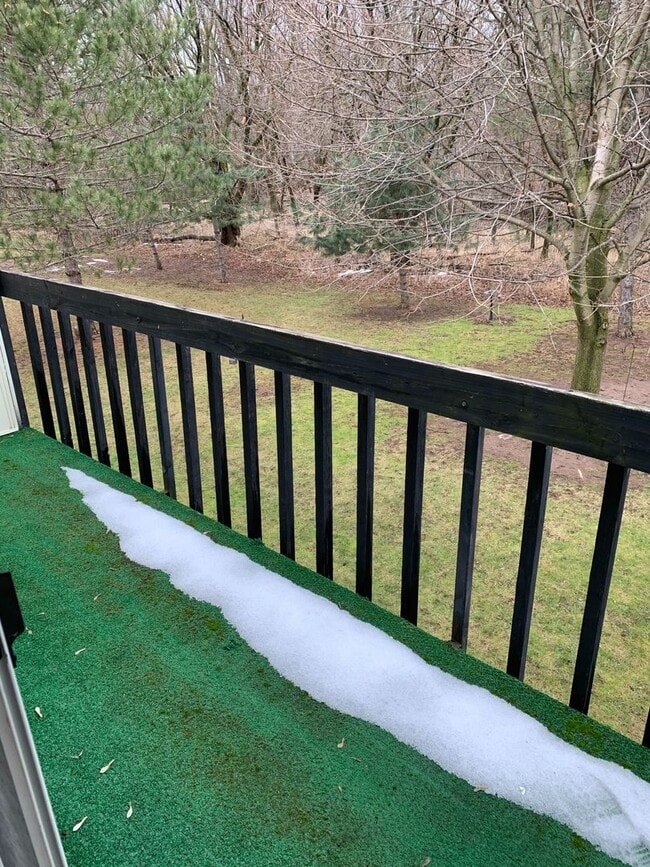 Building Photo - Large 2 Bedroom 1 Bath Apartment