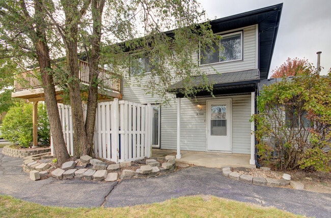 Building Photo - 2302 Carnation Dr