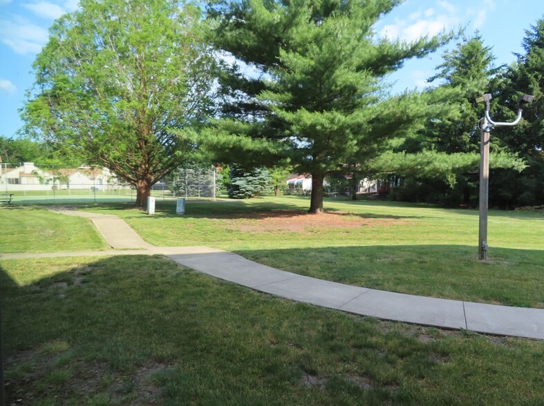 Building Photo - 2109 Melrose Dr