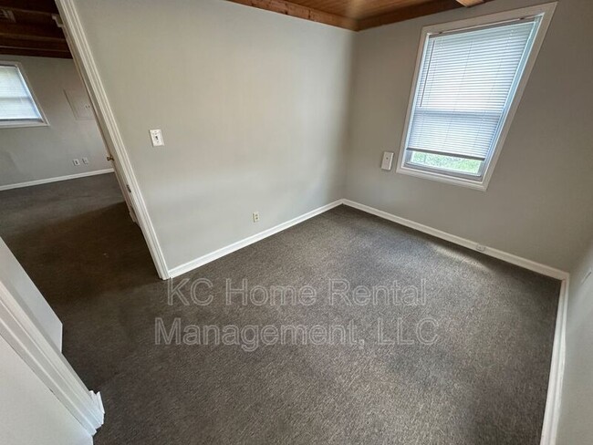Building Photo - 3721 NE 43rd Terrace