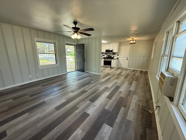 Building Photo - 920 Red Bud Dr