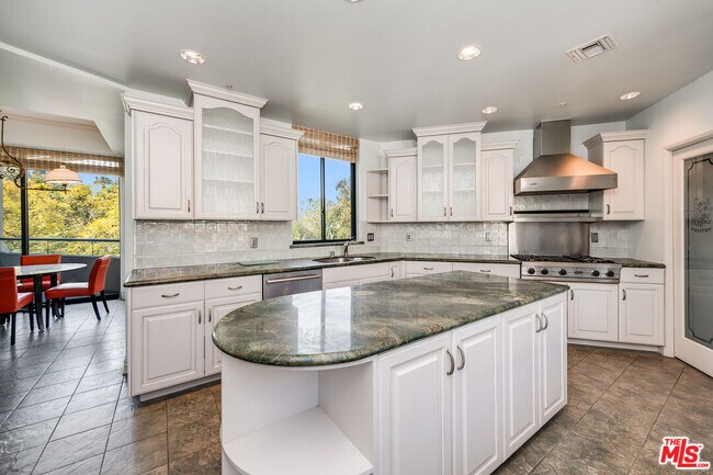 Building Photo - 450 N Maple Dr