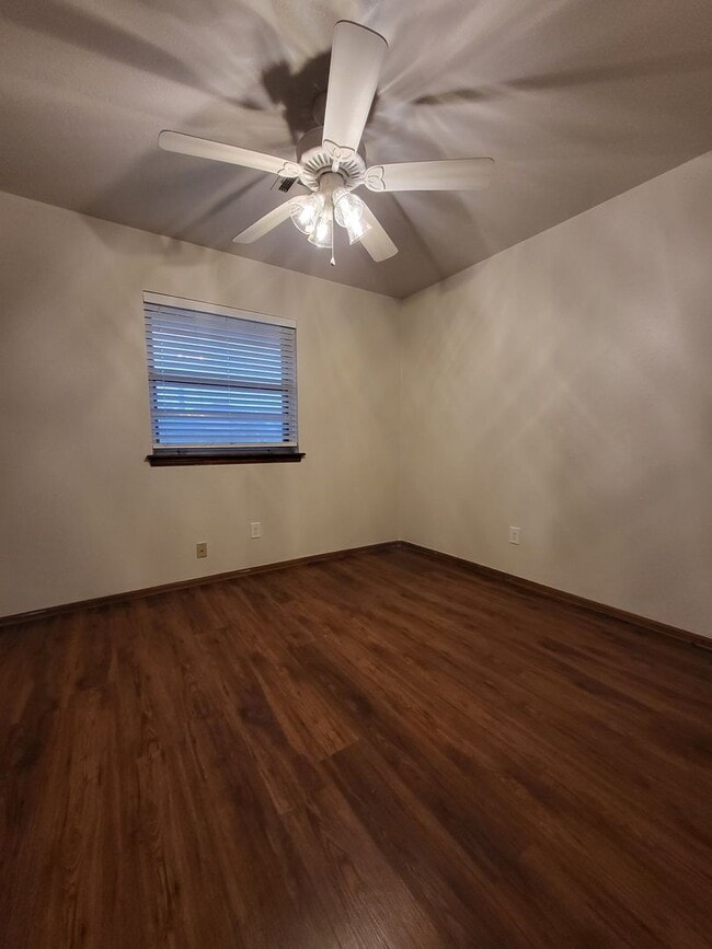 Building Photo - (3) Bed/(2) Bath in Southern Hills w/ (2) Living Areas and Storm Shelter!