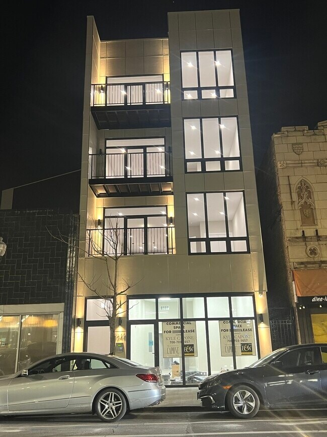 Building Photo - 3244 N Lincoln Ave