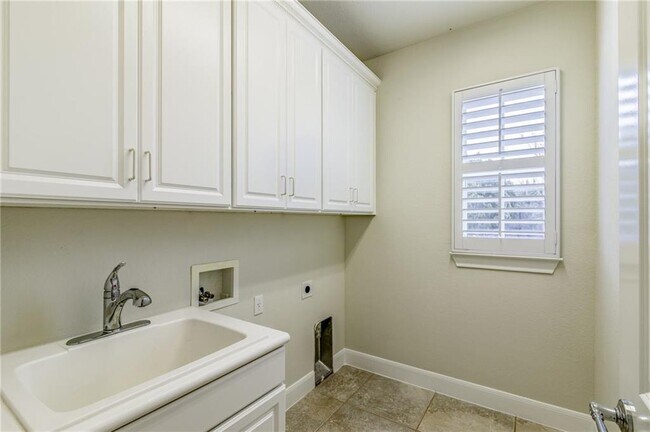 Building Photo - 112 Bee Creek Ct