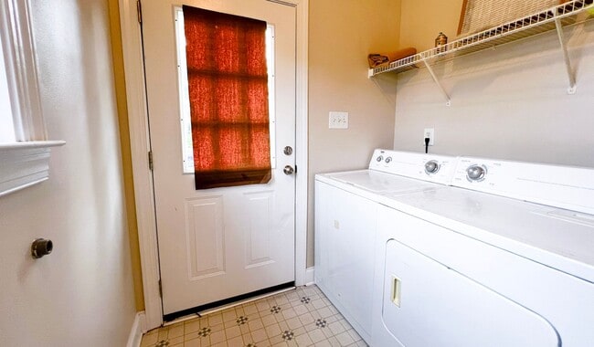 Building Photo - Pfafftown 3 Bedroom, 2 Bathroom Rare Gem i...