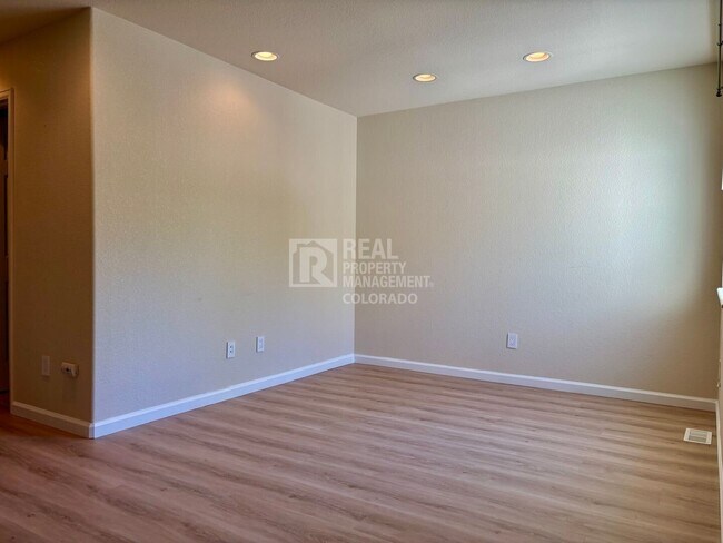 Building Photo - 8512 S Lewis Way