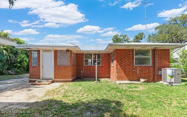 Building Photo - 7115 Lucky Dr E