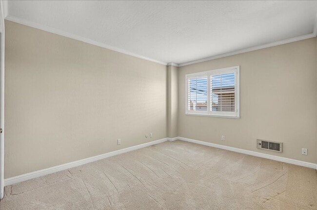Building Photo - Beautiful 3 bed 2.5 bath townhome in Millbrae