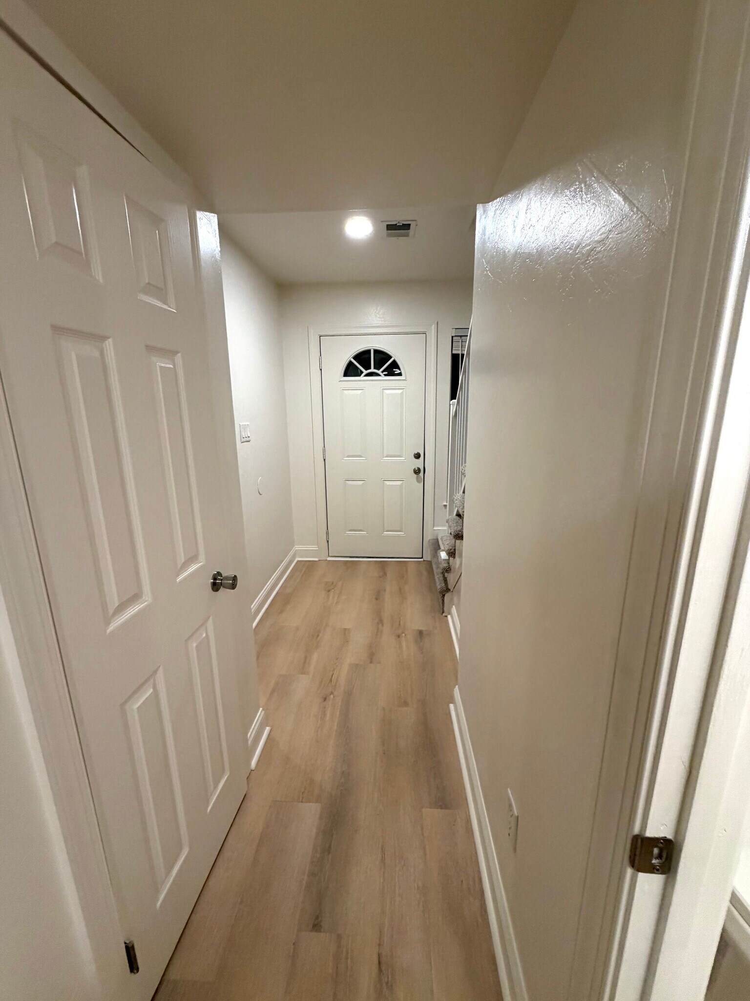 View of front door. - 1005 Willow Green Dr