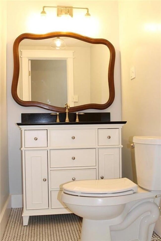 Building Photo - Absolutely adorable 3 bedroom/1.5 bath hou...