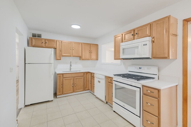 Building Photo - 533 Redwood Rd