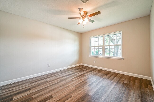 Building Photo - 2605 Leslie St