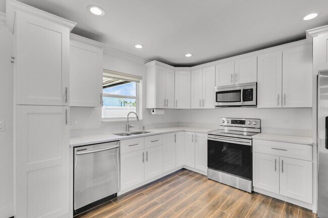 Building Photo - 204 W Whitney Dr