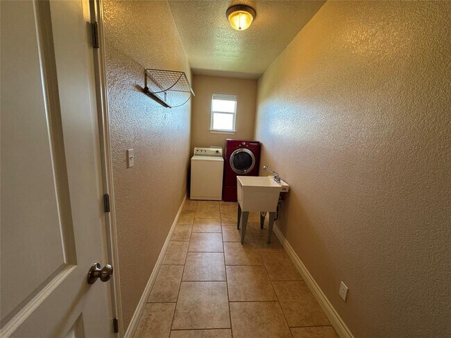 Building Photo - 141 Oak Stone Dr