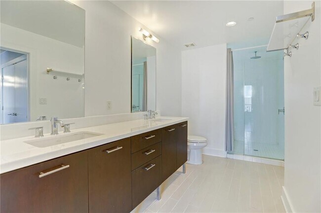 Building Photo - 603 Davis St