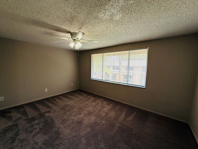 Building Photo - Charming 3 bedroom 1.5 bath condo for rent