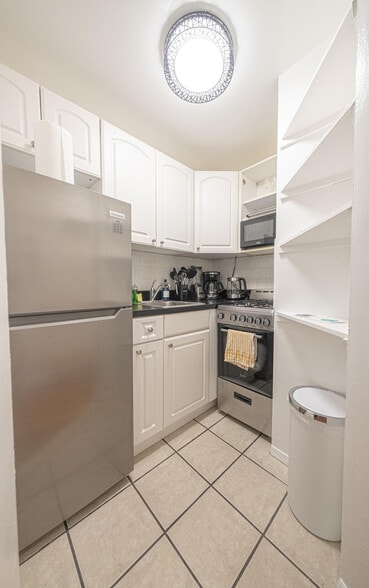 Building Photo - 328 E 74th St