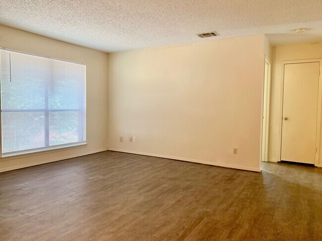 Building Photo - Spacious 2 Bedroom Apartment - Parking - N...