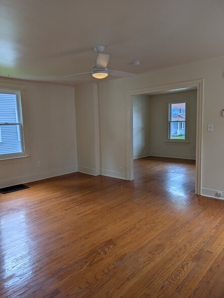 livingroom - 305 N Center St