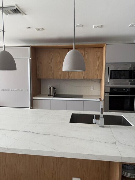 Building Photo - 460 NE 28th St