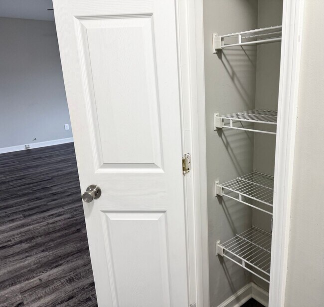 Building Photo - Just listed!