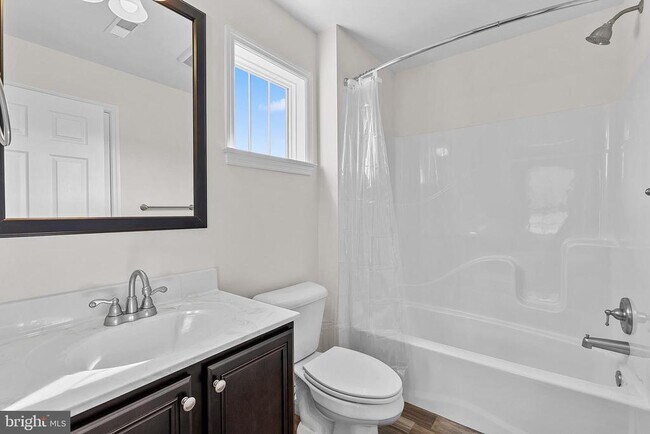 Building Photo - 100 Holiday Ct