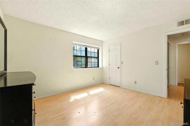 Building Photo - 922 S Walden St