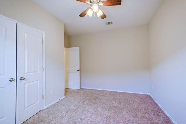 Building Photo - Beautiful & Convenient 3 Bedroom, 2 Bath H...