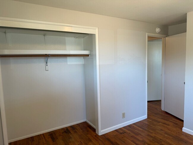 Building Photo - 3-bedroom, 1 bath duplex with garage!