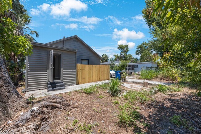 Building Photo - Cute 3bdrm/1bath House ** Section 8 OK ** ...